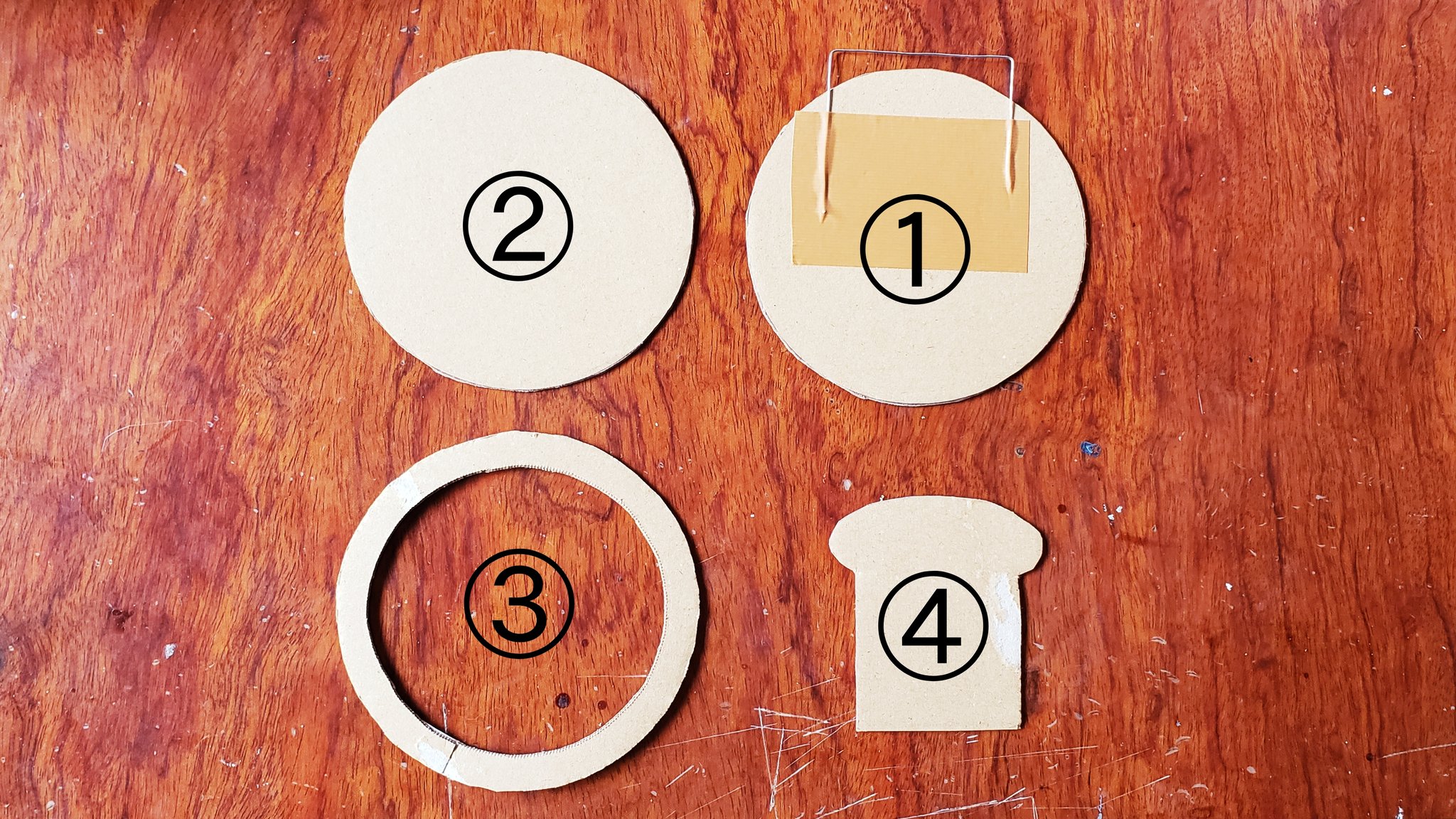 なかましんぶん編集長 段ボールをカットします 針金で 首にかけるリボンを通すフック部分を作っておきます 今回はパンどろぼうにあげるメダルなので パンの形のレリーフにしました T Co X45hsmuqon Twitter