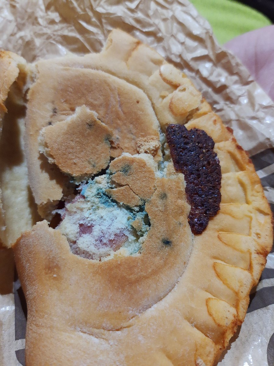 CIDYMC's tweet photo. @Tiendas_OXXO  Esto es un falta de todo, como es posible que vendan algo así, lo compré en el OXXO del Perdomo. https://t.co/0BC49Ss5tK