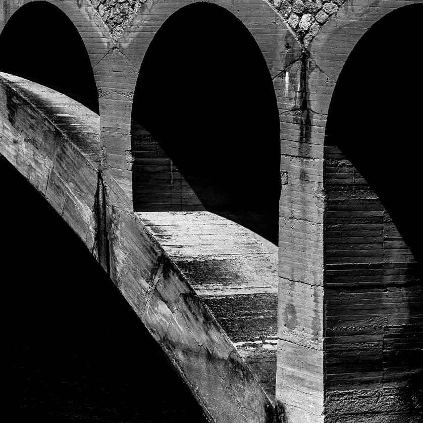 [ pont del pantà ] 
#blackandwhite #blackandwhitephotography #bnw_greatshots #bnw_drama #bnw_rose #bnw_planet_2018 #bnwphotography #drawing #bnw_planet #bridge #geometricphotography #friendsinperson #bnw_captures #illustration #lensculture #bnw_of_our_world #blackandwhitepho…