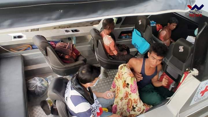 เมื่อวานนี้.  เรือบรรทุกสินค้าที่บรรทุกความช่วยเหลือของ ICRC สำหรับผู้พลัดถิ่นถูกโจมตีที่แม่น้ำมายูโดย #Tatmadaw ทำให้มีผู้เสียชีวิต 2 คนและบาดเจ็บ 2 คน  เรือลำดังกล่าวถูกยิงด้วยปืนกลหลายร้อยครั้งและมีกระสุนปืนติดอยู่หลายสิบนัดโดยเรือเดินสมุทรผู้รอดชีวิตกล่าว