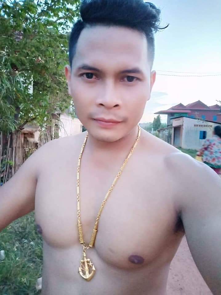 XStoung's tweet photo. ប្រុសពេញតែ��ាងសង្ហាកប់ខ្ញុំស្គាល់គាត់ច្បាស់😋😋😋😋ចង់ចុយគាត់ https://t.co/pZdspP9x8b