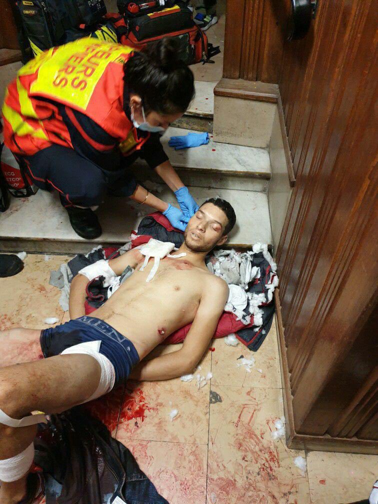 EvaVlaar's tweet photo. Dit is ‘m. De moslimterrorist die 3 kerkgangers in #Nice van het leven beroofde. Wat een beeld. Na zijn aanval op die arme mensen en op de ziel van onze westerse beschaving ligt hij daar en krijgt hij zorg; bij de gratie van diezelfde beschaving. Niet alle culturen zijn gelijk. https://t.co/HnTdVi67hT