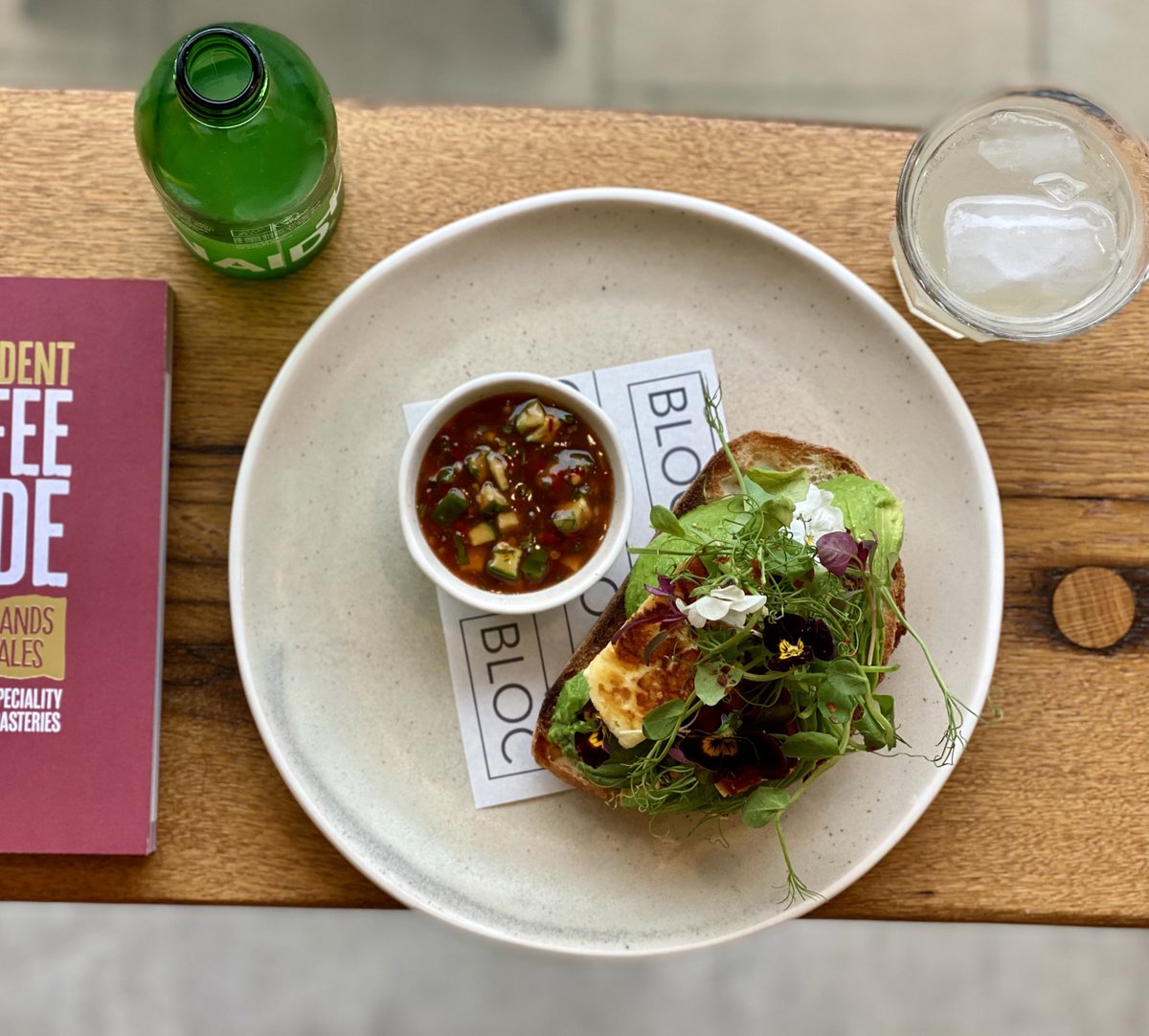 PERFECTLY TOPPED TOAST. Avocado// halloumi + salsa 🤩