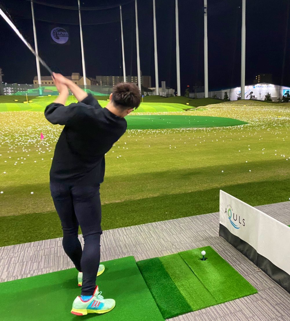 キヨマサ Kokacare 持ち前の紳士力はゴルフから学びました 呼吸を整え 素振りを1回 イメージを固める ルーティン 力で打つのではなく 腰の回転を意識する 広背筋は今日も偉大でした ゴルフに関わる全ての人に感謝します 人生初ゴルフ 打ちっ