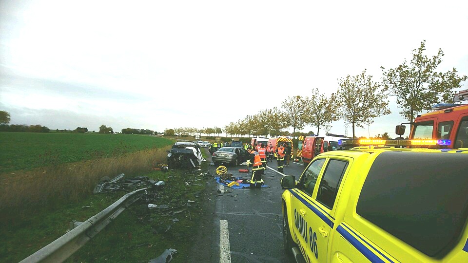Gendarmerie_086's tweet photo. Accident mortel de la circulation sur la #RD347 à hauteur de #Blaslay.
Opération de secours en cours. Forces de la gendarmerie et @sdis86 sur place. #CirculationDifficile, déviation mise en place. Soyez prudents. https://t.co/q53Fe2uqZX