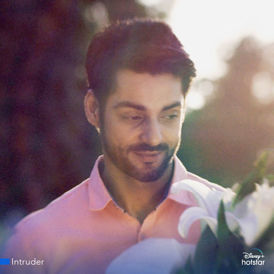 JioHotstar's tweet photo. Two suspects, one victim. What will the investigation reveal when the cops are clueless?
Watch @karan009wahi and #KritiVij in the spine-chilling 18 minute murder mystery - #TheIntruder
#SnackFilms #ShortFilms https://t.co/bqOEiXWNqW https://t.co/7ZuauqawGN