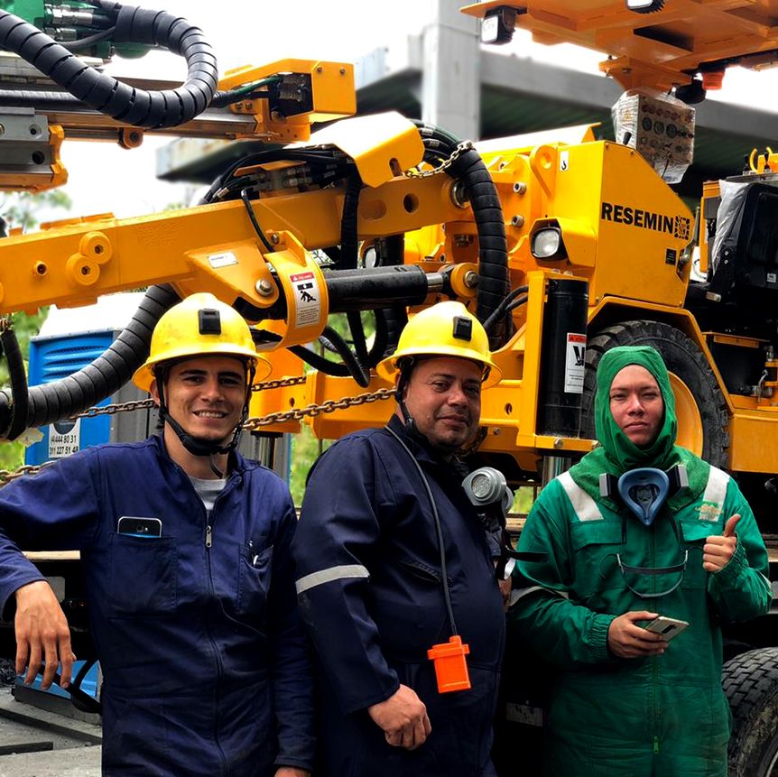 im_mining's tweet photo. .@AntioquiaGold has made a major investment in #narrowvein mining equipment to up productivity, ordering seven @ReseminPeru machines from dealer @RELIANZCAT for its #Cisneros mine in Colombia, including the #Muki FF face drill & #SFL35 #LHD #futureofmining https://t.co/a7HyHIx1qs https://t.co/d3dSG5QfVH