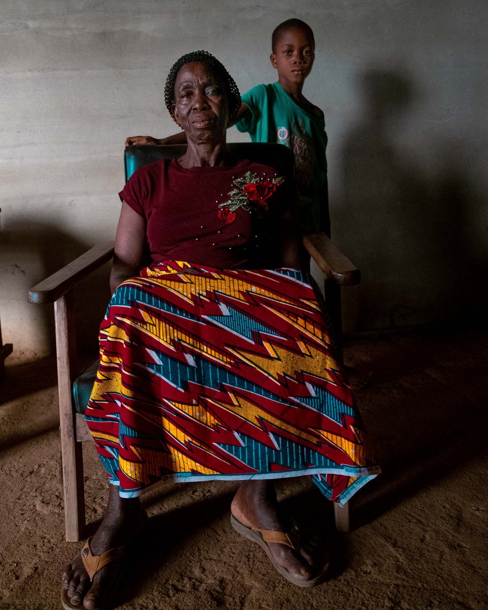 Obinne grew without his biological mum, but she grew with three great women in the village of Aguleri: his maternal grand mother, his paternal grand mother, and his paternal aunt.

December, 2020.

photo: @neecnonso 
#1884photo #1884archive #postpartumhemorrhage