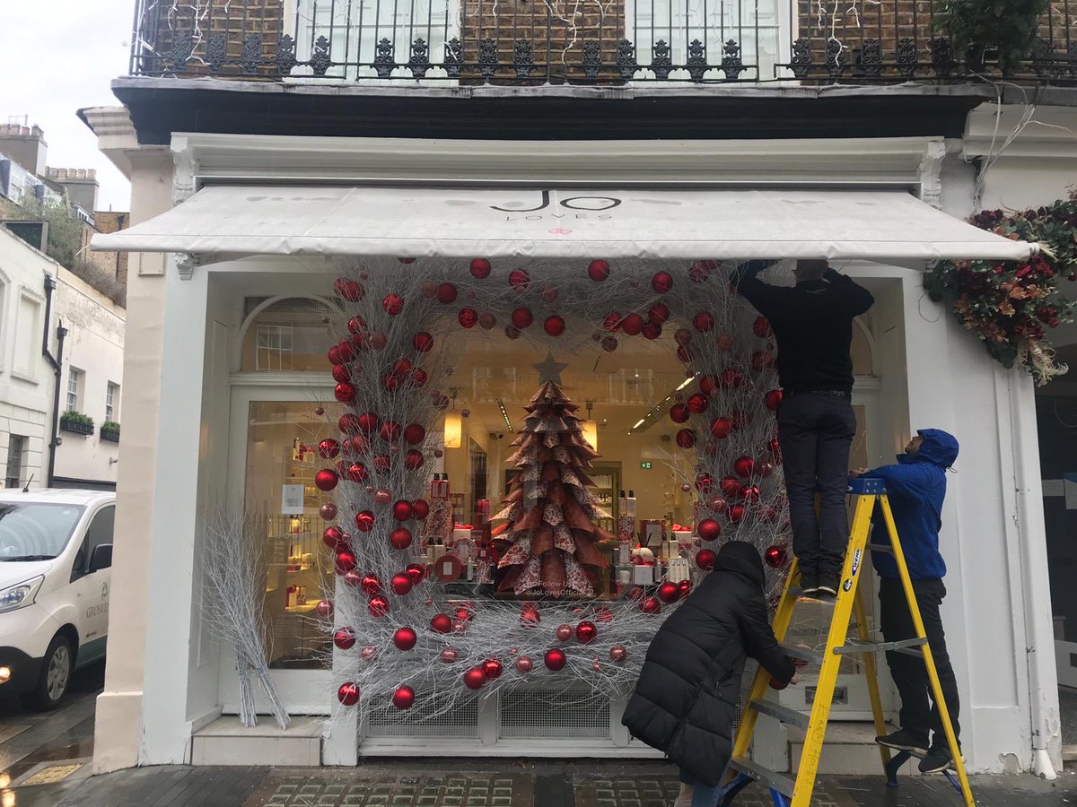 JoMaloneCBE's tweet photo. Christmas window going in ⁦@JOLOVESofficial⁩ #Elizabethst , ♥️ https://t.co/sp1zM3G9Xj