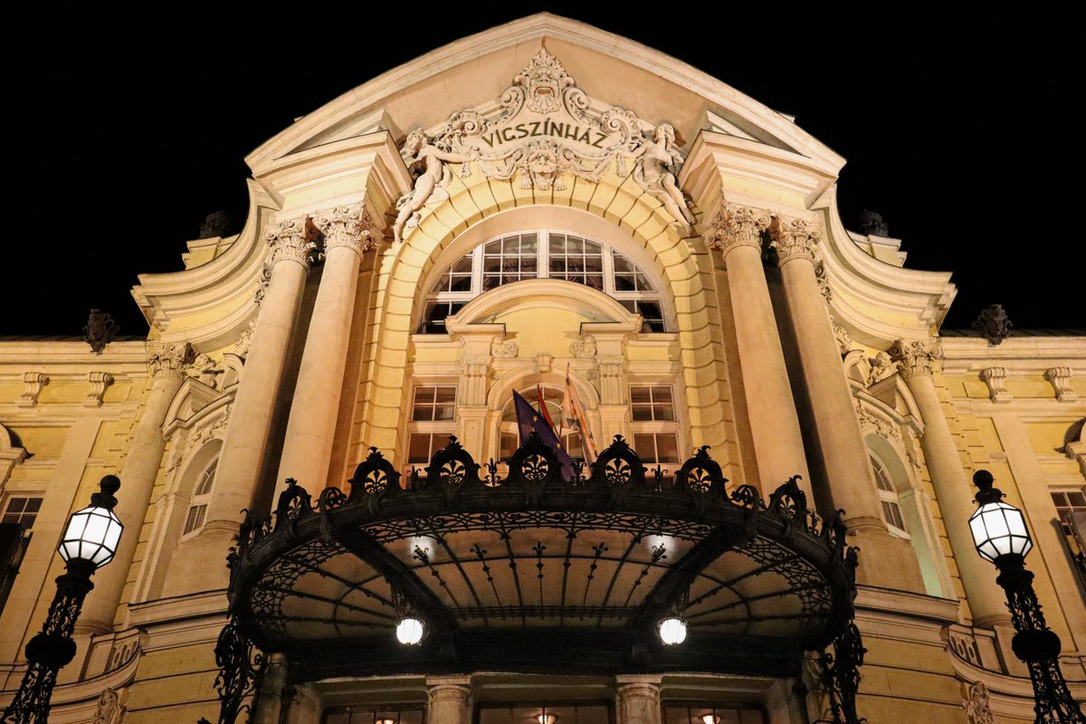 NomadUpdates's tweet photo. Vígszínház is one of the best known theatres in #Budapest, #Hungary. And also, one of my favourite buildings in the city. https://t.co/D7NnmYNs1A