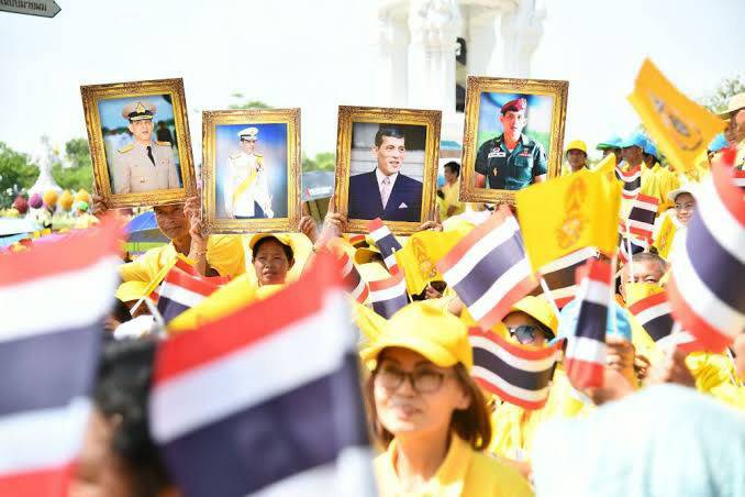 Smorrapoom1's tweet photo. ในสังคมไทย สถาบันพระมหากษัตริย์ยังคงเป็นสถาบันที่ศักดิ์สิทธิ์ เป็นที่เคารพรักอย่างสูงสุด ประชาชนชาวไทยต่างถวายความจงรักภักดีและยึดมั่นพระมหากษัตริย์
#เราต้องไปด้วยกันด้วยความรัก https://t.co/ZpsyV7FqfC