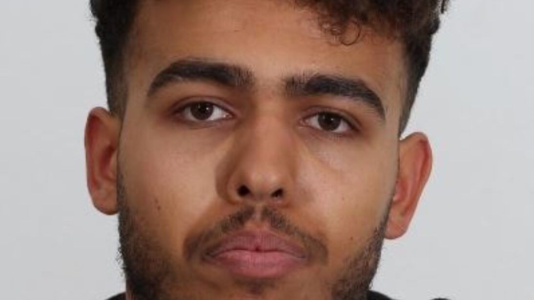 tv2newsdk's tweet image. Nyt billede af flugtbilist - efterlyst for at ramme 5-årig pige på fortov nyheder.tv2.dk/krimi/2020-10-…