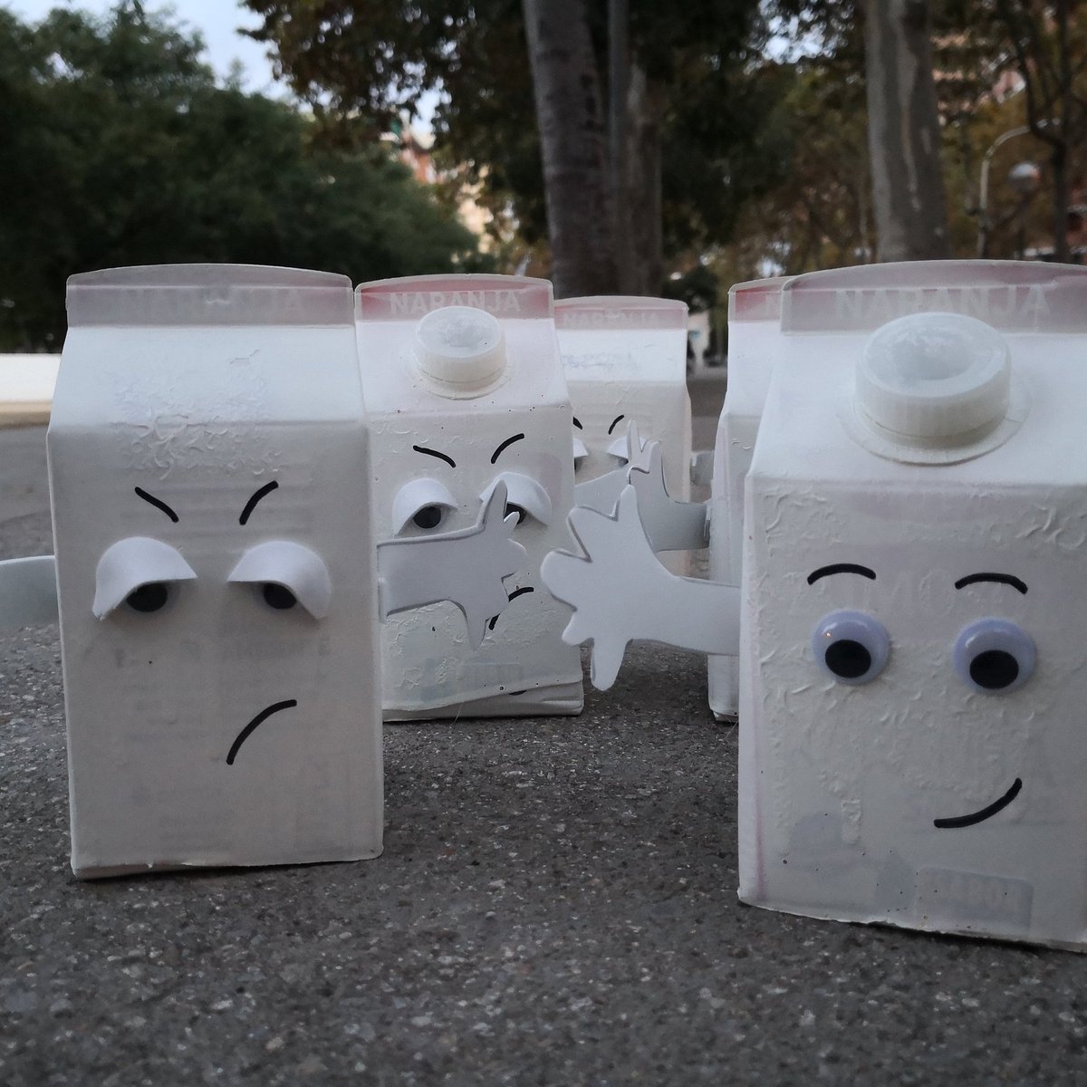 FEPSantRamon's tweet photo. Aquest any a l'#EmesS els nens i nenes avaluaran ells mateixos els residus que generen amb els #minibrickmans #escolesSostenibles @escolesXESC @ecoFEP @eco_FEP @escolesFEP #larevolucioverda #somlallumqueesquerda https://t.co/NNjzEb1YnB