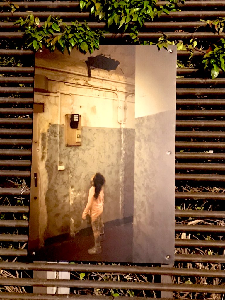 ArielWeilT's tweet photo. Hier, juste avant l’annonce du #reconfinement, la Maire de Marseille s’adressait aux victimes de la tragédie des logements insalubres &amp; à tous les mal-logés devant les poignantes photos de l’expo Indigne Toit sur les murs de la Mairie. Pour eux, le #confinement sera encore + dur. https://t.co/PFh63Ojl0b