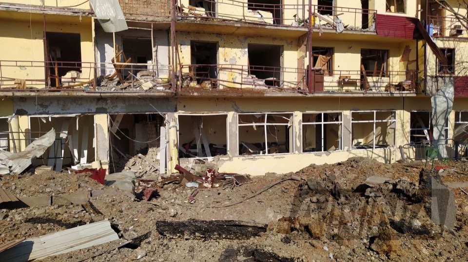 ArtsakhOmbuds's tweet photo. The civilian consequences of the morning strikes of #Shushi. The building is located in front of the St. Holy Savior Ghazanchetsots Cathedral. 
#StopAzerbaijaniAgression 
#DontBeBlind https://t.co/BukzsnViph