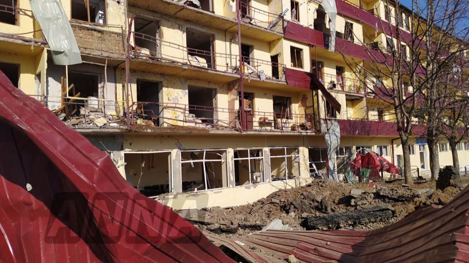 ArtsakhOmbuds's tweet photo. The civilian consequences of the morning strikes of #Shushi. The building is located in front of the St. Holy Savior Ghazanchetsots Cathedral. 
#StopAzerbaijaniAgression 
#DontBeBlind https://t.co/BukzsnViph
