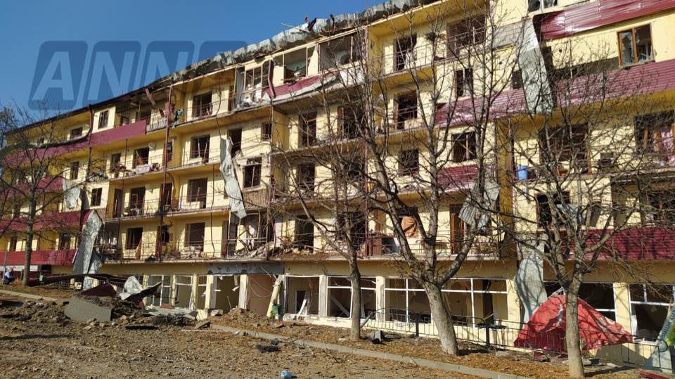 ArtsakhOmbuds's tweet photo. The civilian consequences of the morning strikes of #Shushi. The building is located in front of the St. Holy Savior Ghazanchetsots Cathedral. 
#StopAzerbaijaniAgression 
#DontBeBlind https://t.co/BukzsnViph