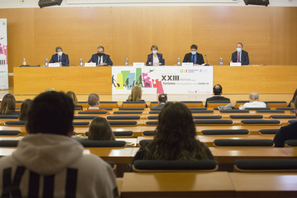 UJIuniversitat's tweet photo. Eva Alcón: «La digitalización, la transición ecológica y la innovación serán, junto a la hospitalidad y la seguridad, elementos esenciales en la respuesta de los destinos turísticos»;via=UJIuniversitat;url=https://t.co/ekWAVme03p https://t.co/xWiiMDJqC0