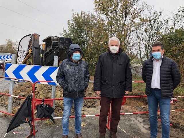 AlainLeCoz's tweet photo. Conférence de Presse @OrangePaysLoire sur l'avancement du déploiement de la #fibre sur Agglo @larochesuryonfr illustrée par ce chantier de forage sous la 4 voies pour raccorder Fougeré en présence de son Maire Manuel Guibert (1ères prises raccordables en février 2021) ✅ https://t.co/CYGxjfXdhZ
