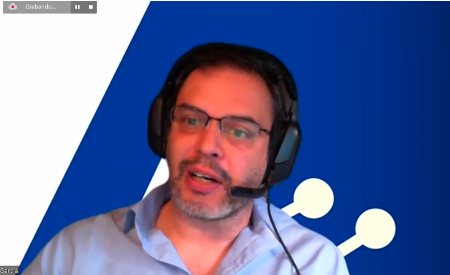 MadridAeroSpace's tweet photo. #WebinarMAC #COVID Mauro García CEO de @attdevices: Una de las principales vías de transmisión de #coronavirus es la #aérea. La carga #viral se produce por #aerosoles, 75% contagio. ¡¡1 solo virus sars cov 2 puede hacer entre 10.000 y 100.00 copias de si mismo!! https://t.co/t8BP08Qf4P