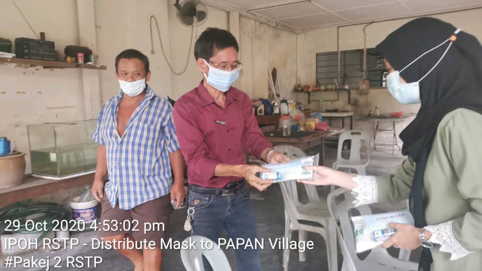 Papan2Stp's tweet photo. 29.10.2020 - Sesi sumbangan pek bantuan kit kesihatan seperti penutup mulut dan hidung (3 ply mask) serta cecair nyahkuman (hand sanitizer) kepada Penduduk-Penduduk Kampung Papan Lama, Pusing. 
#papan2stp #Pakej2rstp  #Ipohregionalsewagetreatmentplant
#yourfutureisourcommitment https://t.co/x3dKHzI3mL