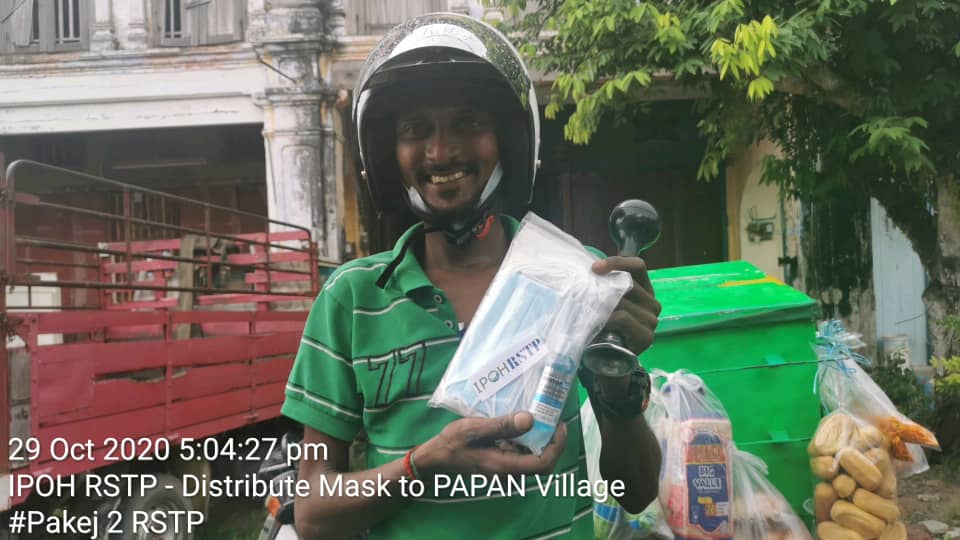 Papan2Stp's tweet photo. 29.10.2020 - Sesi sumbangan pek bantuan kit kesihatan seperti penutup mulut dan hidung (3 ply mask) serta cecair nyahkuman (hand sanitizer) kepada Penduduk-Penduduk Kampung Papan Lama, Pusing. 
#papan2stp #Pakej2rstp  #Ipohregionalsewagetreatmentplant
#yourfutureisourcommitment https://t.co/x3dKHzI3mL