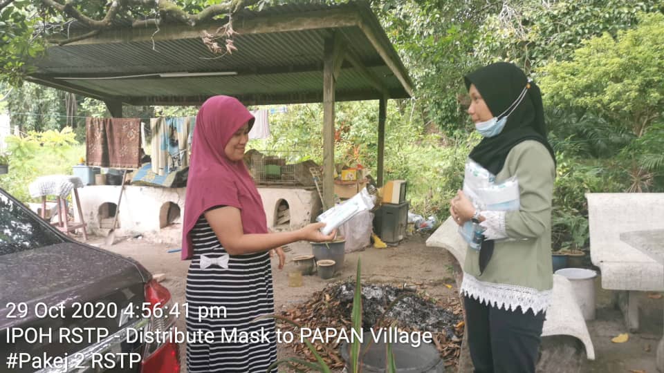 Papan2Stp's tweet photo. 29.10.2020 - Sesi sumbangan pek bantuan kit kesihatan seperti penutup mulut dan hidung (3 ply mask) serta cecair nyahkuman (hand sanitizer) kepada Penduduk-Penduduk Kampung Papan Lama, Pusing. 
#papan2stp #Pakej2rstp  #Ipohregionalsewagetreatmentplant
#yourfutureisourcommitment https://t.co/x3dKHzI3mL