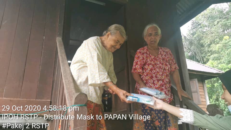 Papan2Stp's tweet photo. 29.10.2020 - Sesi sumbangan pek bantuan kit kesihatan seperti penutup mulut dan hidung (3 ply mask) serta cecair nyahkuman (hand sanitizer) kepada Penduduk-Penduduk Kampung Papan Lama, Pusing. 
#papan2stp #Pakej2rstp  #Ipohregionalsewagetreatmentplant
#yourfutureisourcommitment https://t.co/x3dKHzI3mL