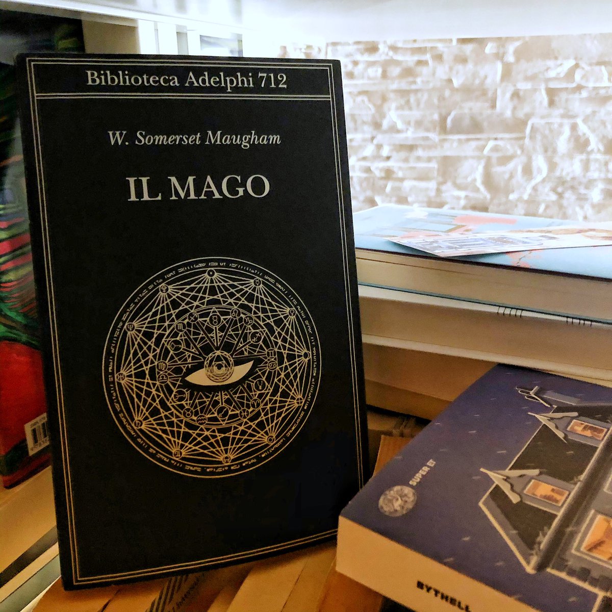 Hitomi_Kinky's tweet photo. Volontà, amore, immaginazione sono poteri magici che chiunque possiede; chi sa come svilupparli al meglio è un mago. La magia ha un solo dogma, ovvero che il visibile è la misura dell’invisibile. @adelphiedizioni @VentagliP @CasaLettori @letteratume @PunktumS @LetturaPausa https://t.co/B3geRkeDt0