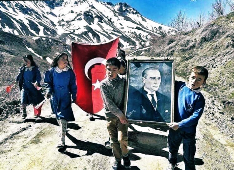 Bedenine değil de fikirlerine sahip çıkmayı öğrendiğimiz gün miras bıraktığın bu cumhuriyet aydınlanacak.
#Atamİzindeyiz
#CumhuriyetBiziz