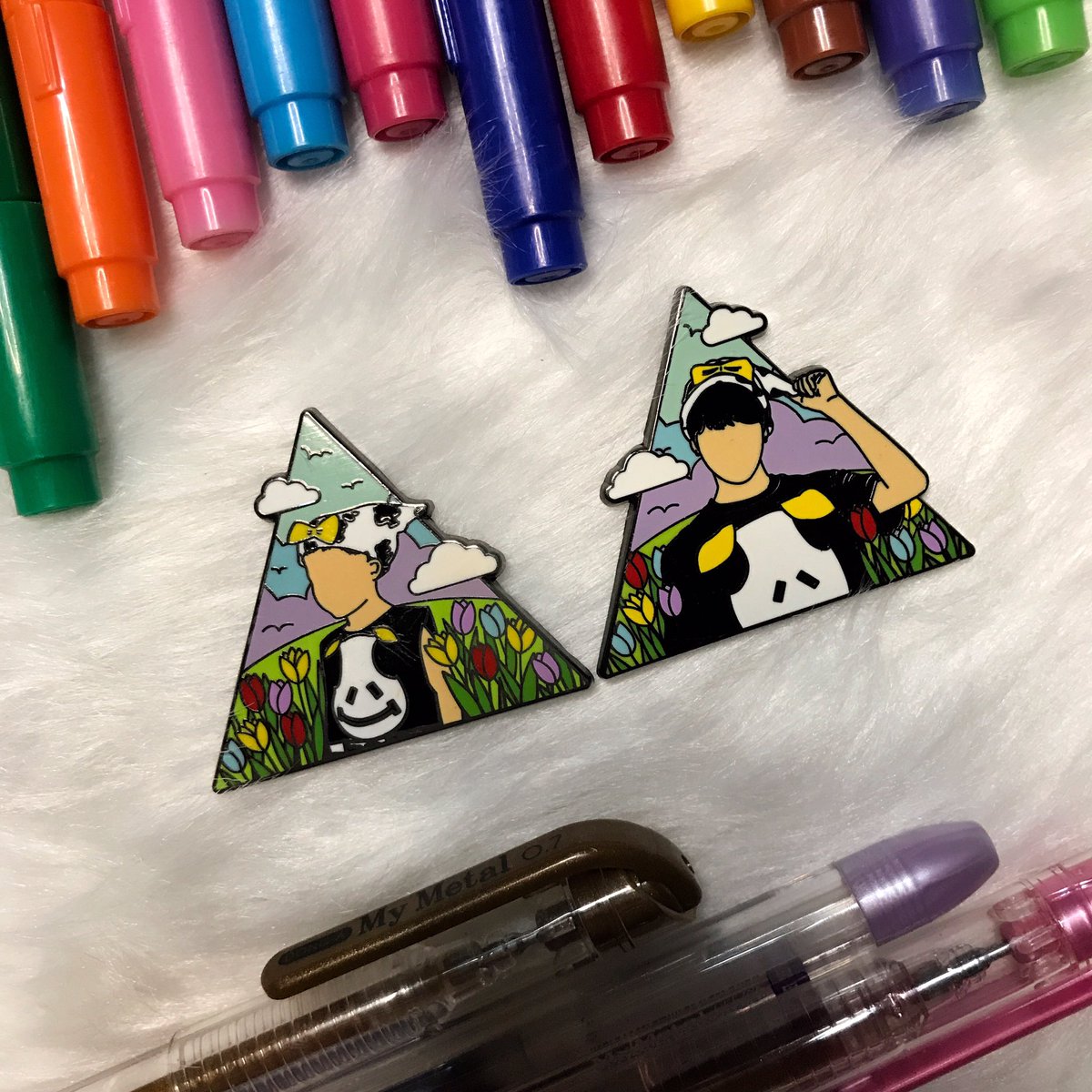 diduseemybagph's tweet photo. Bb JK and bb Jimin are too adorable. Must protecc🥰

Pins from @dvpins 💜

#WhatsOnOurBag
#ButDidYouSeeOurBag
#BagNotInPhoto 
#DYSMBPC
#BTSPinCollection https://t.co/zAjOWHxt7X