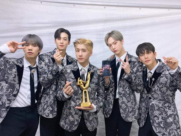 LeeMar04783961's tweet photo. @mjcheokcheok @moonbbubu Insert this One #Bestmaleperformance
Last January 2020 https://t.co/W1iLu8Mg9L