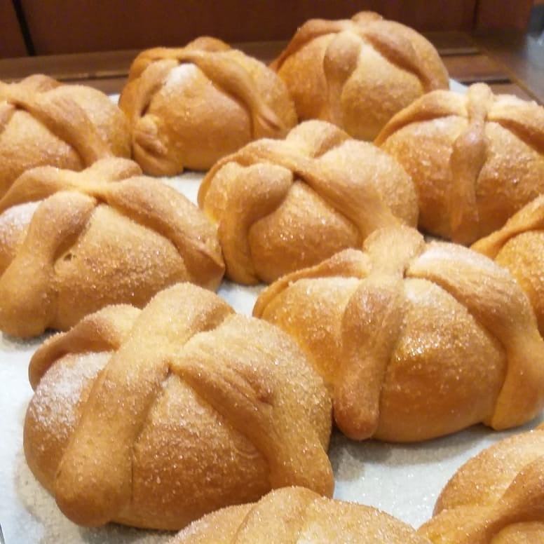 CasabeBakery's tweet photo. El pan de muerto es un pan dulce conmemorativo, un bollo dulce mexicano que se consume principalmente hacia las regiones del sur de México durante la celebración del día de todos los santos. #PanDeMuertoEnMadrid #Catrina #ColoniaMexicana #MexicanosEnMadrid #DíaDeMuertosEnMadrid https://t.co/QFvcUhKVpU