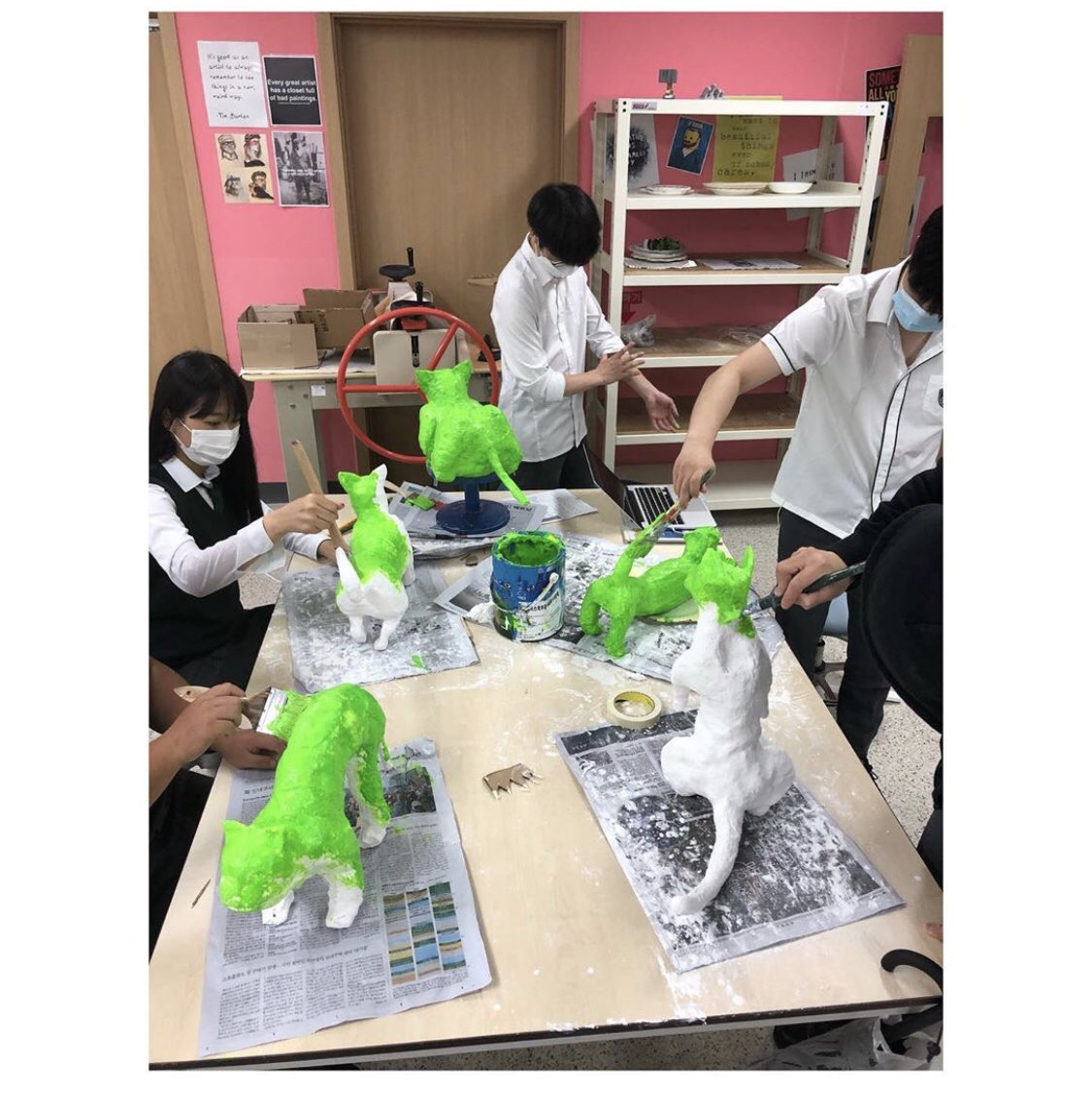 Sculpture class made an installation inspired by Sandy Skoglund! 💚🐈 They took over <a href="/cljohnsonedu/">Corey Johnson</a> ‘s office just in time for Halloween.

#sja_jeju #korea #internationalschool #arteducation #arted #sculpture #plaster #papiermache #papermache #neon #limegreen #cat #catsofinstagram