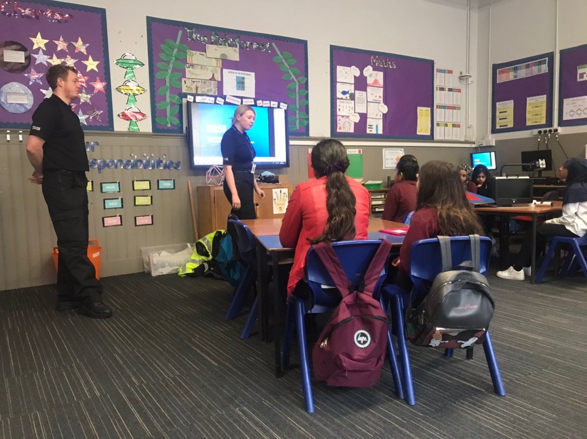 Thank you to @GlasgowSEPolice for talking to us today about firework safety, a really important issue.  #smartandsensible #fireworksafety 💥🚔