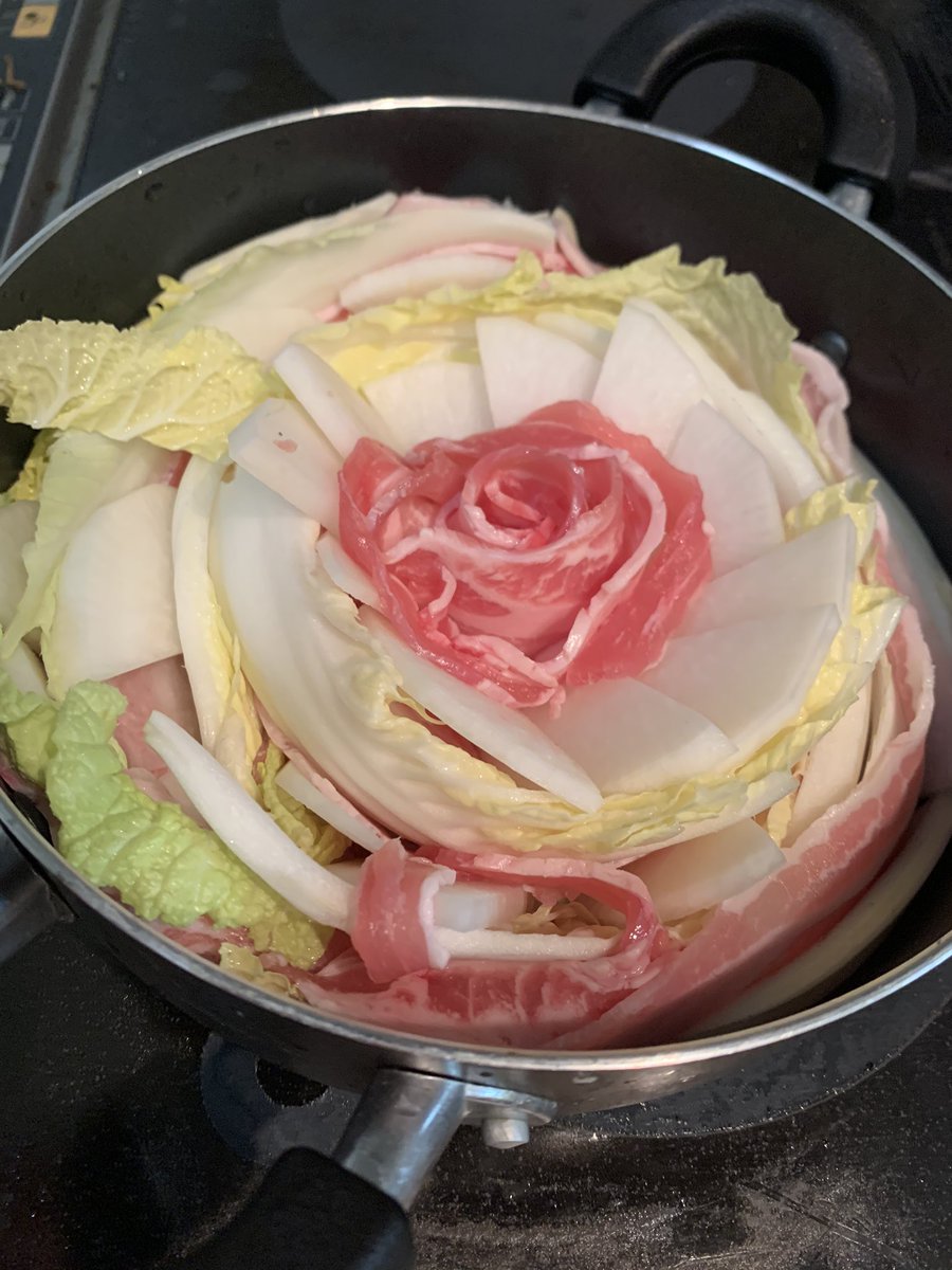 キコ 鍋に対して白菜少なかったから真ん中に大根と花を咲かせてごまかすの図