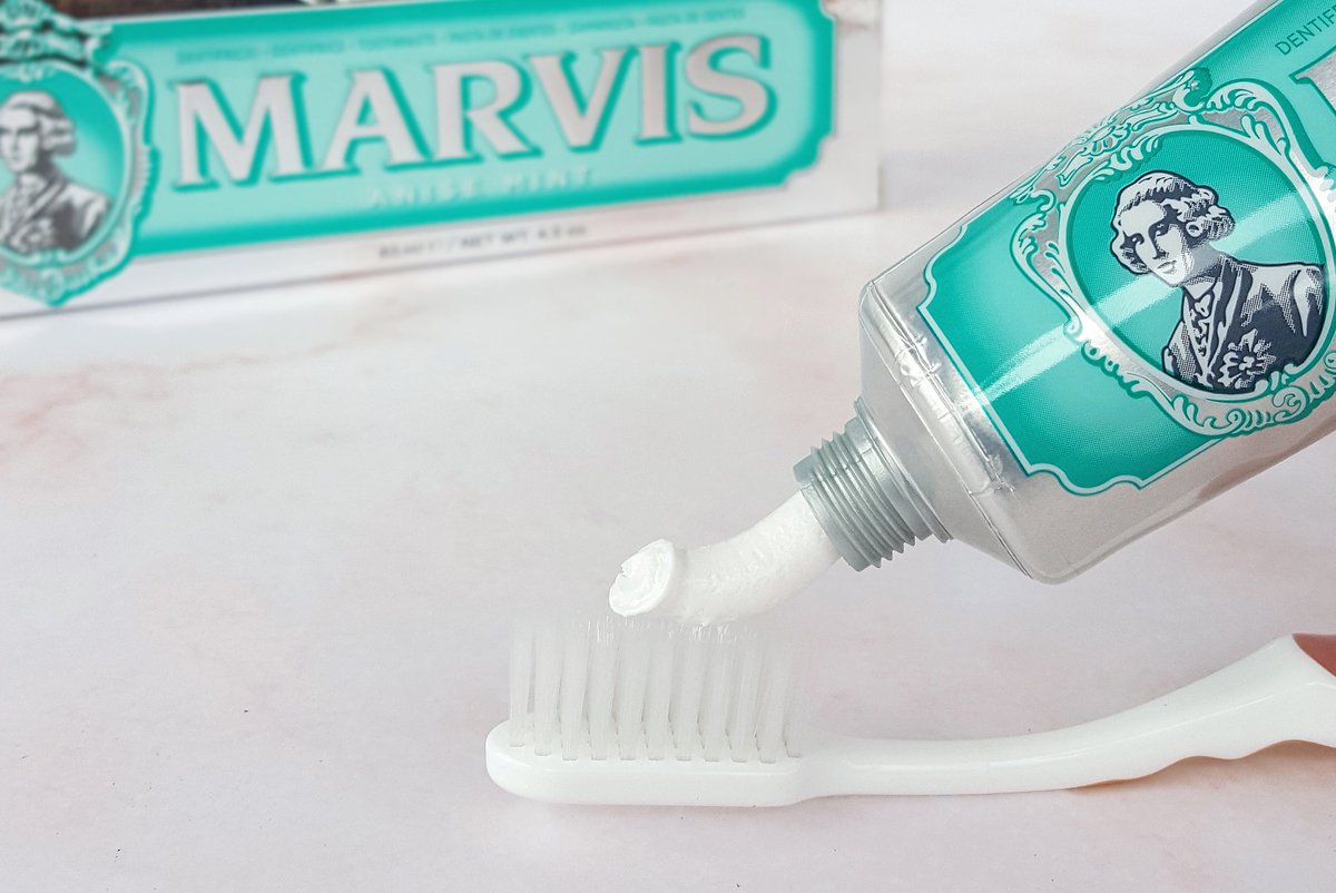 lonelycindie's tweet photo. ลองใช้ Marvis ครั้งแรกคือสูตร Whitenning ดือมาก ติดใจมาก จนได้ลองอีกสูตร Anise Mint เป็นมินต์นุ่มๆที่ผสมผสานกับกลิ่นโป๊ยกั๊ก คือหอมในหอม หอมจนไม่รู้จะบรรยายยังไง ใช้คู่กันทั้งยาสีฟันและน้ำยาบ้วนปากคือมั่นใจสุด เพิ่งเข้าใจฟีลปากสะอาดเวอร์แบบในโฆษณาก็วันนี้ #ใช้จริงรีวิวจริง https://t.co/77djzMdcOP