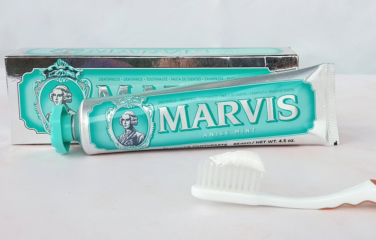 lonelycindie's tweet photo. ลองใช้ Marvis ครั้งแรกคือสูตร Whitenning ดือมาก ติดใจมาก จนได้ลองอีกสูตร Anise Mint เป็นมินต์นุ่มๆที่ผสมผสานกับกลิ่นโป๊ยกั๊ก คือหอมในหอม หอมจนไม่รู้จะบรรยายยังไง ใช้คู่กันทั้งยาสีฟันและน้ำยาบ้วนปากคือมั่นใจสุด เพิ่งเข้าใจฟีลปากสะอาดเวอร์แบบในโฆษณาก็วันนี้ #ใช้จริงรีวิวจริง https://t.co/77djzMdcOP