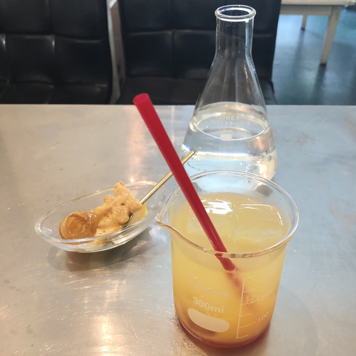 九十九堂 On Twitter 大阪アメリカ村にあるカフェ Anamune4 様 アナムネはドイツ語で既往歴の事 医療モチーフのカフェで人体模型や医療器具がお出迎えしてくれます 飲み物がフラスコやビーカーに入って出てきます 楽しいです 場所が分かりにくい時はミカヅキモ