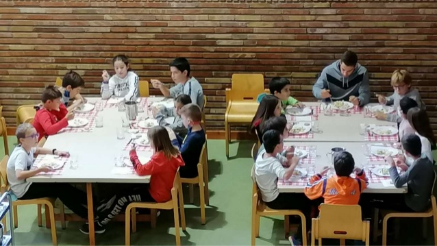 GarbiPereVerges's tweet photo. El #dinar forma part del nostre #Projecte #Pedagògic i és un dels #aspectes #clau de la #Vida #Social. La rellevància del menjador ja comença a la classe. Es treballen els hàbits d’#higiene i les #normes necessàries per al seu bon #funcionament.

https://t.co/ezbgXXGXWI https://t.co/w2ACsHM23C