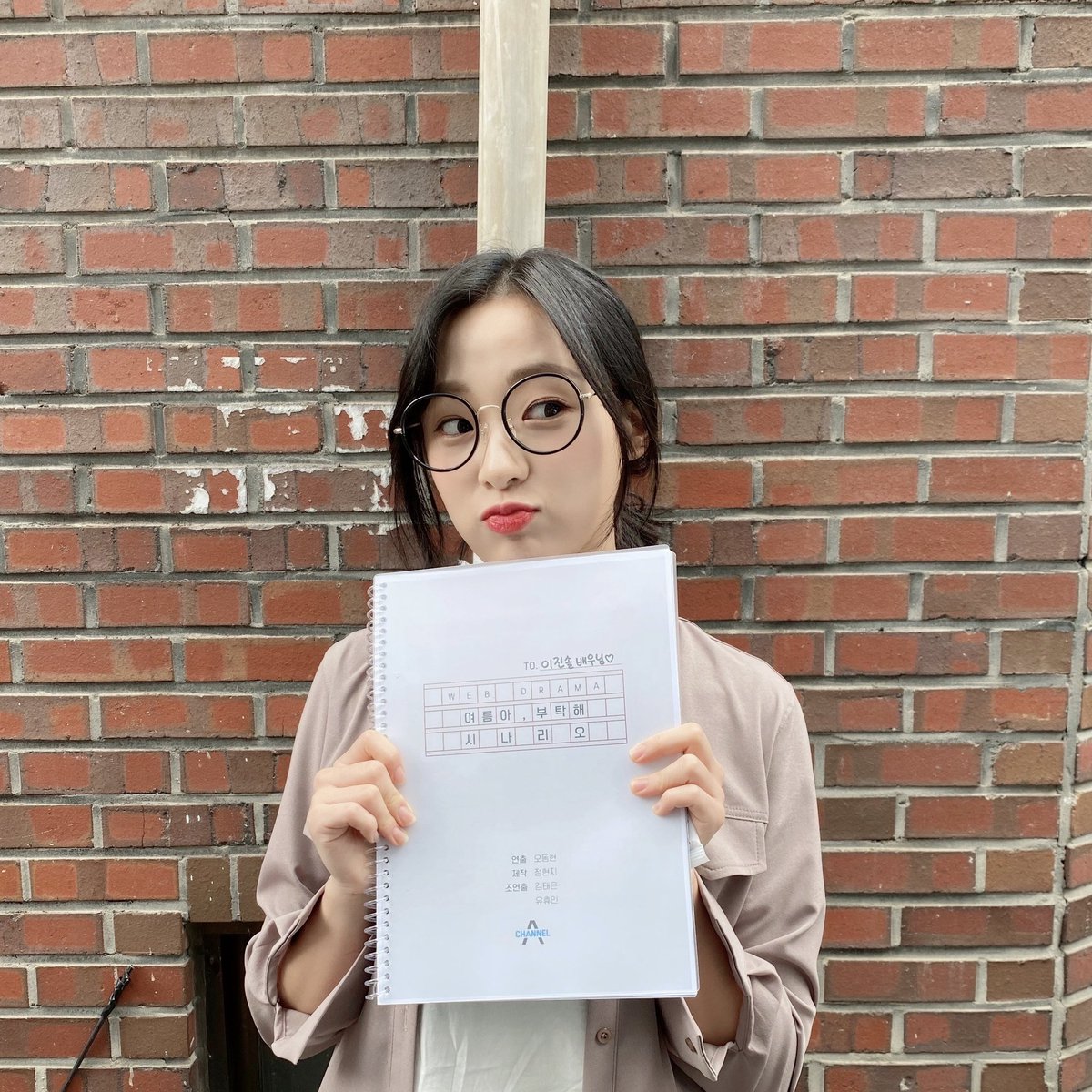 [#진솔]
영화 속 세 남자를 만났다 [여름아 부탁해] - EP.01 (ENG SUB)
🔗 youtu.be/_NMiRQzbdW8

#APRIL #에이프릴 #이진솔
#여름아부탁해