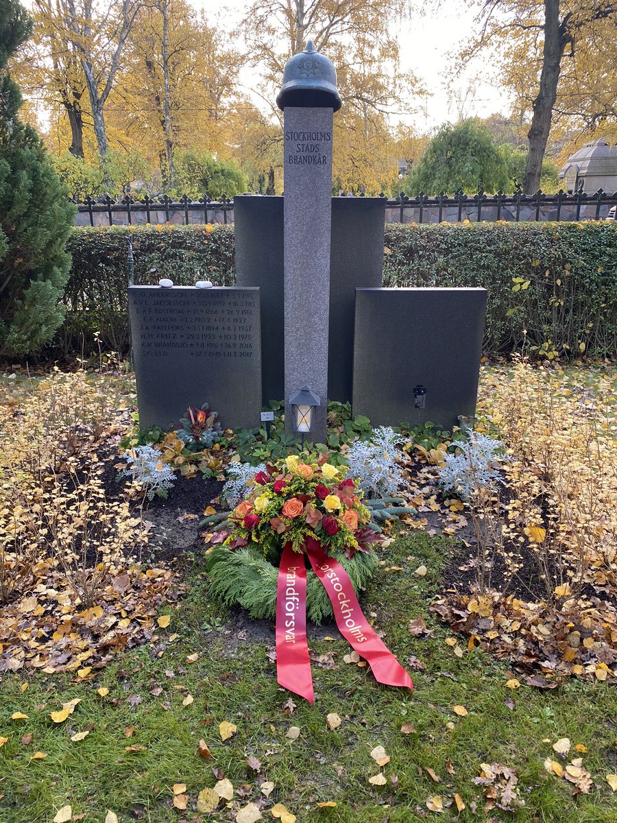arnevall's tweet photo. Idag hade vi en ceremoni vid brandkårsgraven där vi la en krans, tände ett ljus och mindes de kollegor som av olika anledningar inte längre finns med oss. På platsen vilar några av de brandmän som förolyckats i tjänsten eller av andra anledningar valt denna plats som vilorum. https://t.co/UmfSULOhCn