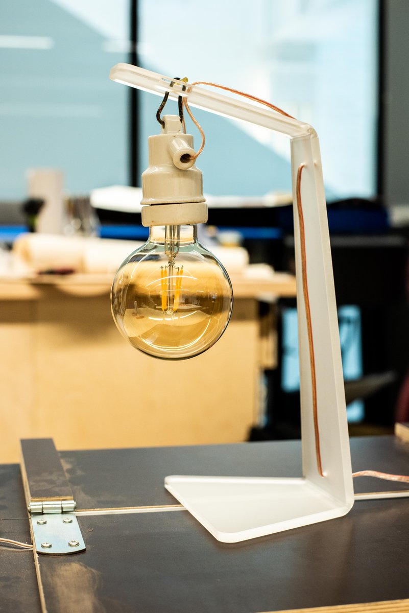 'Fiat Lux Et Gregorus Fuit' 🕯
Que la lumière soit et Gregory  Van Ass fut 💡

Belle mise en lumière d'un ancien soquet électrique en émail dans cette lampe d'appoint réalisée à l'aide d'une découpe laser et d'un pliage.