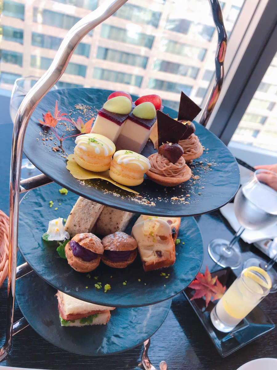 Miyaりん 旅インスタグラマー やっほ 今夜はmomと パークホテル東京 さんに お泊り 女子会でぇーす いえーい 25階で アフタヌーンティー を2人で楽しみました 三段のハイティーで ほんっとに華やかで可愛かった Pr Gotoトラベル