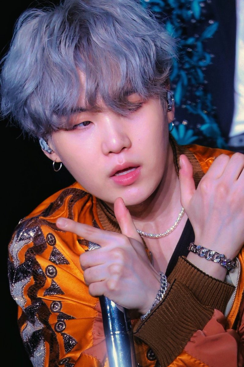 Silver/grey haired yoongi - a beautiful thread ♡