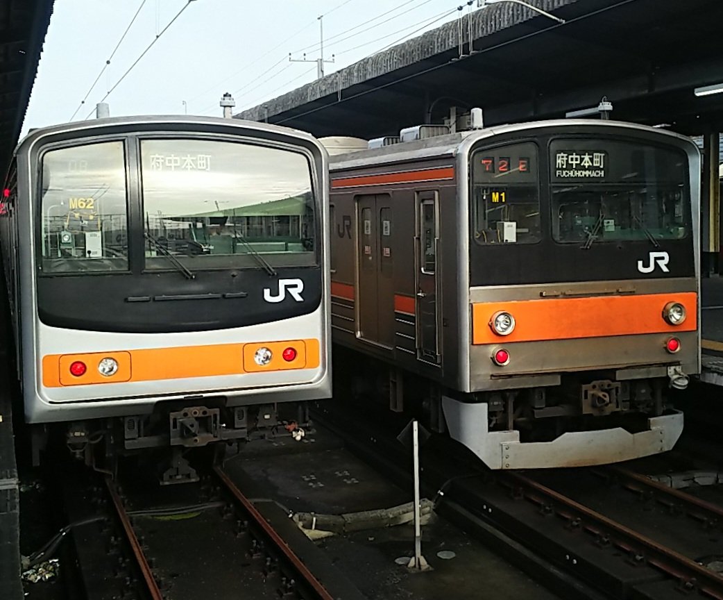 boso_red_devil's tweet photo. 南船橋駅では朝7時台に武蔵野線同士が並んでいます
205系全盛期は乗り換え時に毎日が楽しみでした
M1編成とM52編成はかなり見ていたと思います
特にM1編成とM2編成が並んだ時な本当にびっくりしました https://t.co/hGE2sDWKXD
