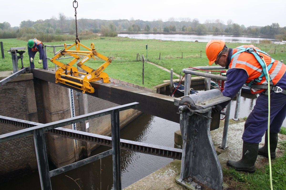 Drie sluizen rondom #Zwolle trekken deze #donderdag hun winterjas aan.❄️ Bij de Katerveersluis, Rademakerszijl en Nieuwe Verlaat plaatsen wij #schotbalken. Dit doen we ieder jaar om deze #sluizen in de #winter extra bescherming te geven: bit.ly/3oEZV5e