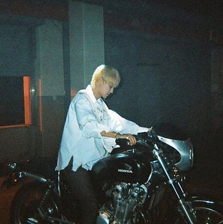 captrachz's tweet photo. bakın arkadaşlar bu park chanyeol, ama bildiğiniz park chanyeol değil. onca işi arasında barlarda kavga çıkaran, üç senelik ilişkisi olup üzerine 10-12 kız daha götüren, sokakta, uçakta, markette, şirkette gördüğü her kıza asılan, bunlar yetmez gibi japon karısı ve üç evladı olan https://t.co/qVBb6oXye8