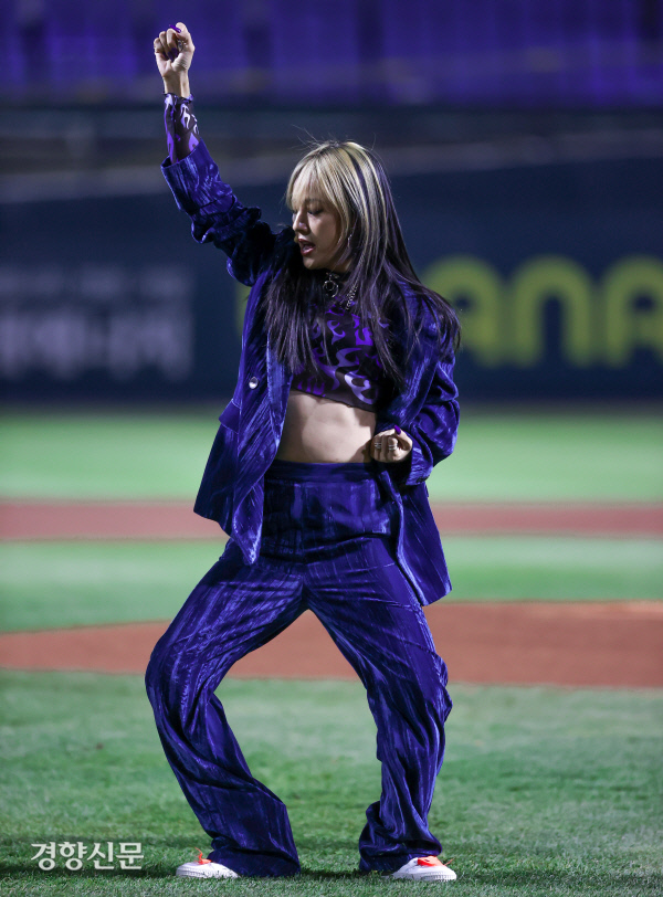 youniverse_22's tweet photo. 201029 Refund Sisters at 2020 Shinhan Bank SOL KBO League (Press Photos) - Cheon Ok @RBW_MAMAMOO
 
#환불원정대 #RefundSisters
#CheonOk #천옥 
#HwaSa #화사 
#마마무 #mamamoo https://t.co/KlvIJo5LL5
