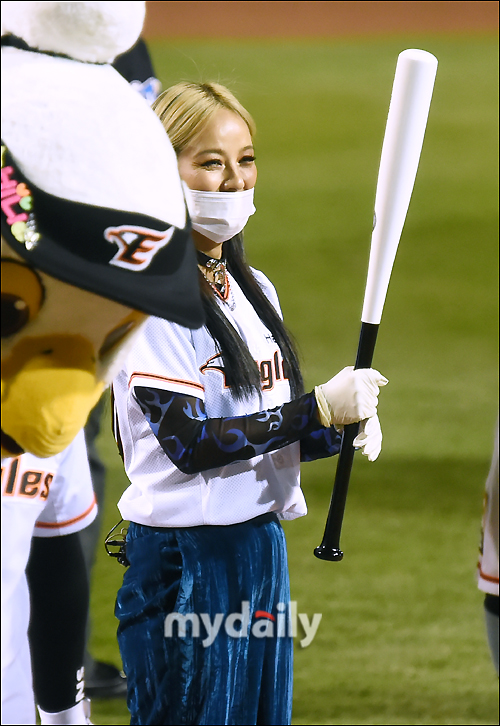 youniverse_22's tweet photo. 201029 Refund Sisters at 2020 Shinhan Bank SOL KBO League (Press Photos) - Cheon Ok @RBW_MAMAMOO
 
#환불원정대 #RefundSisters
#CheonOk #천옥 
#HwaSa #화사 
#마마무 #mamamoo https://t.co/KlvIJo5LL5